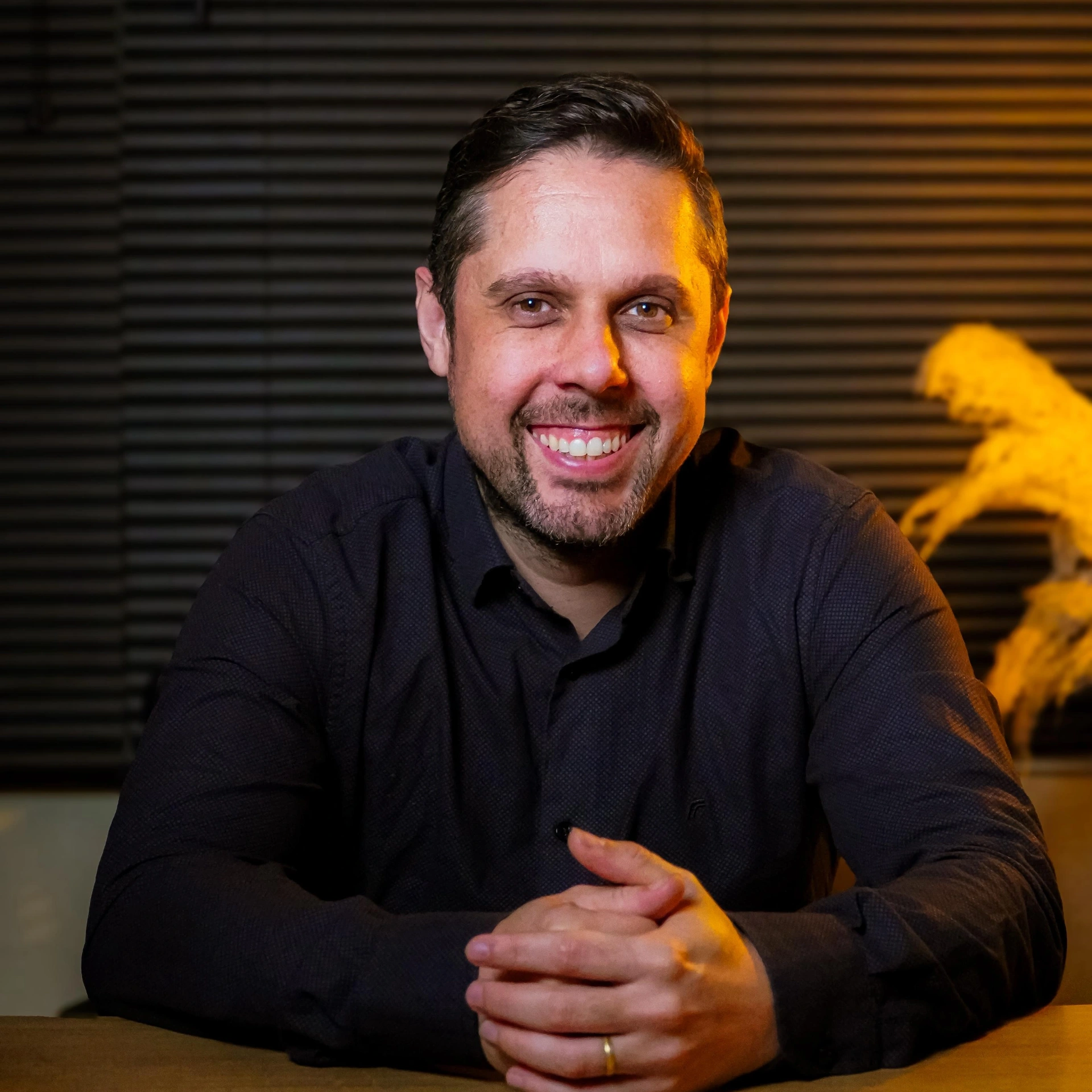 Criador do Método Raiz Neural — especialista em hipnose clínica e PNL